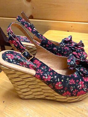 Top Moda Black Floral Wedge Size 6 5/$25